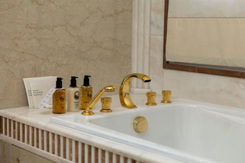 Ένα μπάνιο στο The Ritz-Carlton, Riyadh