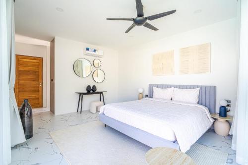 a bedroom with a bed and a ceiling fan at Villa Leo - Fisherman's Village in Amphoe Koh Samui