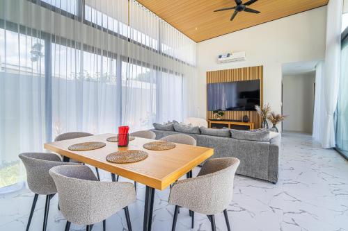 a living room with a wooden table and chairs at Villa Leo - Fisherman's Village in Amphoe Koh Samui