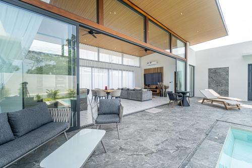 an open living room with a couch and chairs at Villa Leo - Fisherman's Village in Amphoe Koh Samui