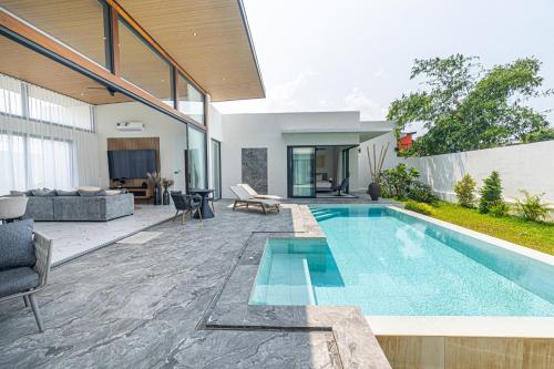 a swimming pool in the middle of a house at Villa Leo - Fisherman's Village in Amphoe Koh Samui