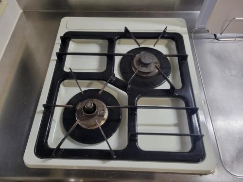 a stove top with four burners on top of it at ローズパーク弐番館103号室 in Funabashi