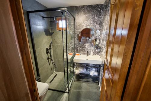 a bathroom with a shower and a sink at Flora Handüzü Resort & Wellness Bungalow Hotel in Rize