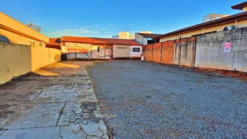 Un estacionamiento vacío frente a un edificio en Apartamento no centro de Tatuí 2, en Tatuí