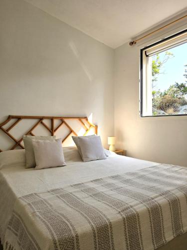 a bedroom with a large bed with a window at Blue Eden La Maddalena in La Maddalena