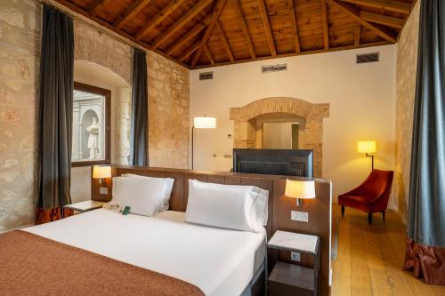 Letto o letti in una camera di Áurea Convento Capuchinos by Eurostars Hotel Company
