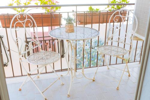 two chairs and a table on a balcony at Casa Vacanze - Le Dimore Del Borgo Antico in Campomarino