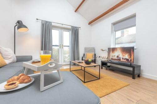 a living room with a couch and a tv at Chic 2 Bedroom House in the Heart of Cardiff in Cardiff