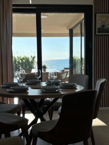 a dining room with a table with wine glasses at Salt&Soul Residence in Povljana