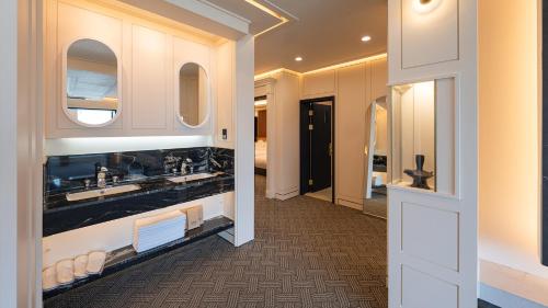 a bathroom with two sinks and a mirror at Hwangridan Stay in Gyeongju