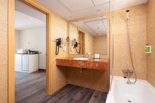 Vonios kambarys apgyvendinimo įstaigoje Sol Lanzarote - All Inclusive