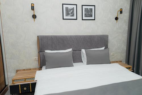 Кровать или кровати в номере Delmar Boutique Buzovna