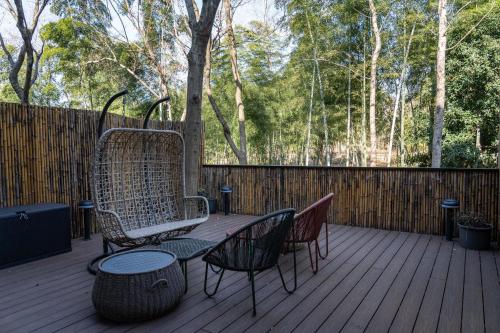 a patio with a table and chairs on a deck at Meijie Xiuju in Xinchating