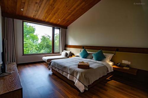 a bedroom with a bed and a large window at Meijie Xiuju in Xinchating
