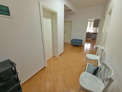 Habitación con sillas, mesa y puerta en NatureHouse Permet, en Përmet