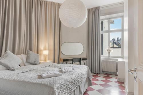 En eller flere senge i et værelse på Lägenhet med fantastiskt läge