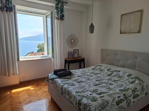 une chambre avec un lit et une grande fenêtre dans l'établissement Boka view Heritage Apartment, à Herceg-Novi