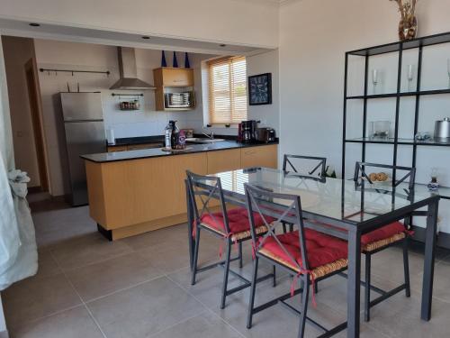 Extremely Private Villa, Heated Pool & Jacuzzi, Pool Wet Bar, Great Views.