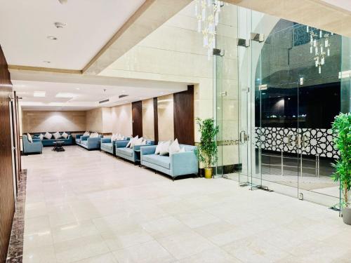 una hall di un hotel con divani blu di فندق ضيافة منى المشاعر الفندقية a Al Khansāk