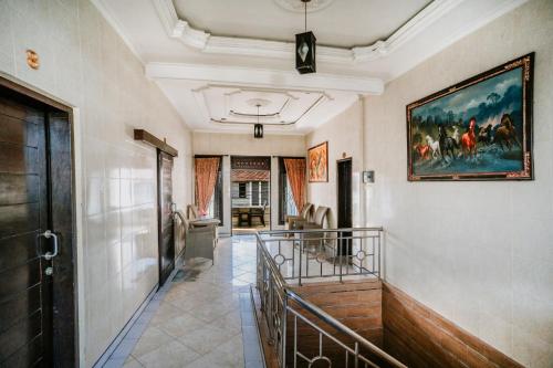a hallway with a painting on the wall at Denays Guest House Jimbaran in Ngurah Rai International Airport