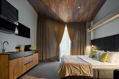 Una cama o camas en una habitación de Twins Hotel & Spa
