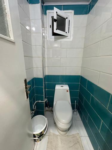 a bathroom with a toilet and a sink at Évasion Marine - Plage & Attractions à 5 Min in Mostaganem