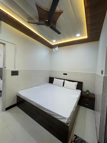 Ένα ή περισσότερα κρεβάτια σε δωμάτιο στο light Inn pg home stay