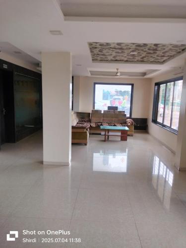 Televisyen dan/atau pusat hiburan di Hotel Shri Sai Ashwariya inn