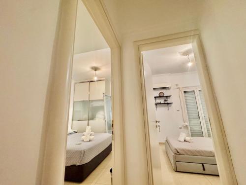 ピレウスにあるMarina Zeas Spacious Two Bedroom Apartmentの鏡