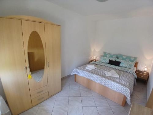 una piccola camera con letto e armadio di Apartment Emily a Omiš (Almissa)