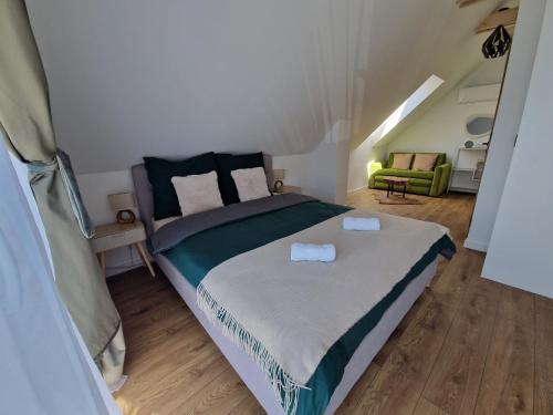 Un dormitorio con una cama con dos toallas encima. en Domki na Wypasie - Jaworki, en Jaworki