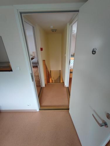 a hallway with a mirror in a room at Pähklimäe Laagrikeskus in Vanamõisa