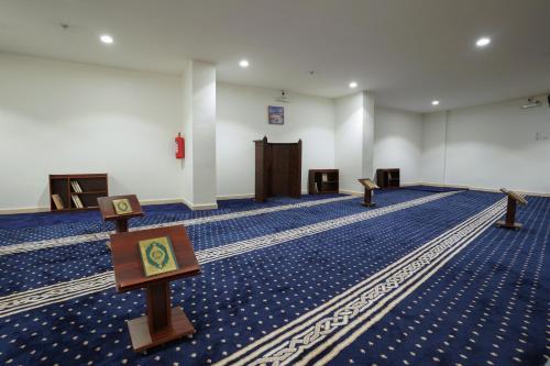 an empty room with aasteryasteryasteryasteryasteryasteryasteryasteryasteryasteryastery at فندق سيف بلص 1 من اورفانا in Makkah