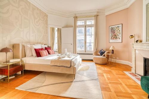 パリにあるCharme et standing - 2 chambres proches Trocadéroのベッドと暖炉のある寝室