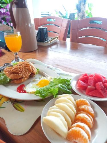 twee borden ontbijtproducten op een houten tafel bij Blesshi Guest House Bunaken in Bunaken