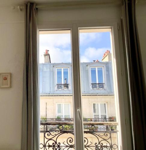 2 rooms, close to Montmartre, light and quiet