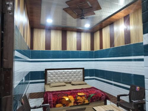 a bedroom with a bed in the middle of a room at Shree Ram Saroj - Aksh Dham in Vrindāvan