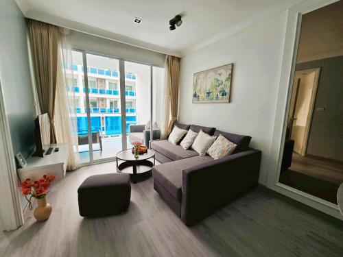 Χώρος καθιστικού στο My Resort Condo with Pool View near Hua Hin Beach
