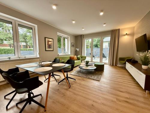 a living room with a table and chairs at Nowoczesny Dom z Ogrodem w Warszawie 'NOWY OBIEKT' in Warsaw