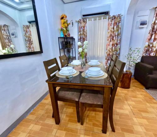 a dining room with a wooden table and chairs at Cozy Home in Dadiangas, General Santos City - Perfect for Families Travelers in Dulongabong