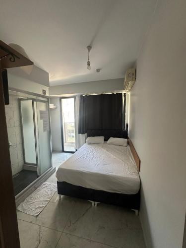 a bedroom with a bed in the corner of a room at Nr1 Pansiyon in Canakkale