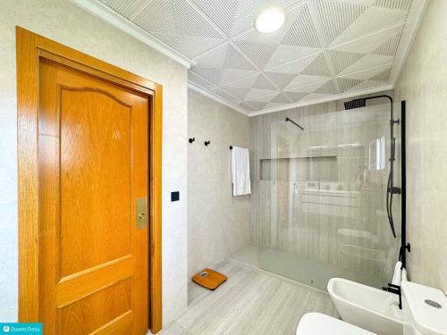 een badkamer met een toilet, een wastafel en een douche bij casa frente el mar in Denia