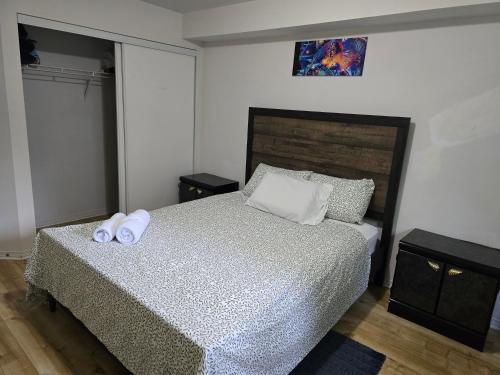Ένα ή περισσότερα κρεβάτια σε δωμάτιο στο D's Place Hull Gatineau-Ottawa with Free Parking
