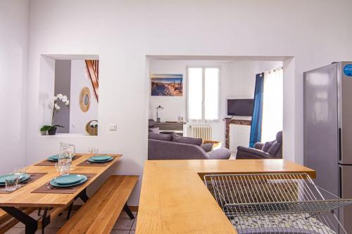 une cuisine et un salon avec une table et un canapé dans l'établissement Jolie maison de ville La Rochelle, à La Rochelle