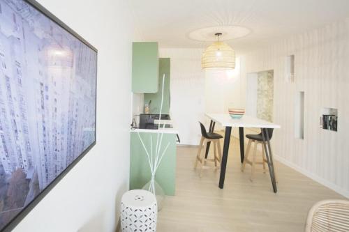 une cuisine et une salle à manger avec une table et des chaises dans l'établissement 50m from the beach ultra cosy balcony near the cen, à La Rochelle