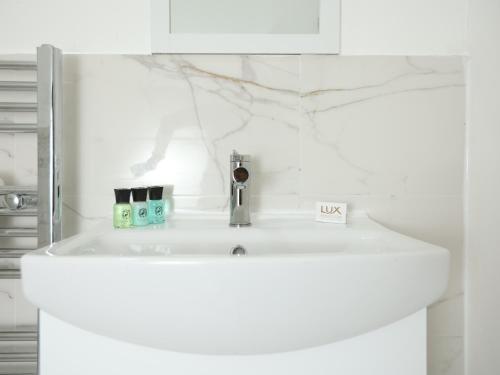 纽波特Malpas House By N And N Stays Ltd, 5 Bedroom house sleeps 8 Perfect for Contractors & Workers, Free Pvt Parking, Fast Wifi, Close to M4 and local amenities的浴室水槽上方设有水龙头