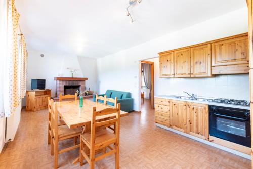 a kitchen and dining room with a wooden table at Albergo Diffuso Balcone sul Friuli in Clauzetto