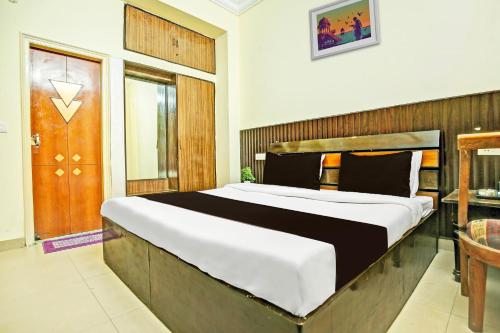 Ένα ή περισσότερα κρεβάτια σε δωμάτιο στο Hotel Kingston, Zirakpur