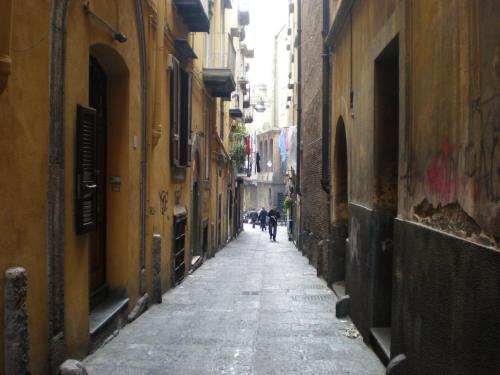 ナポリにあるIl Basso 13の通りを歩く人と路地