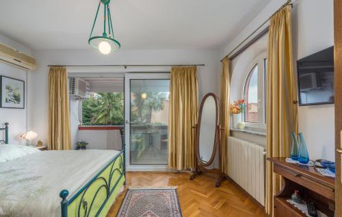 una camera da letto con un letto grande e uno specchio di Villa Anna with pool by Porec a Poreč (Parenzo)